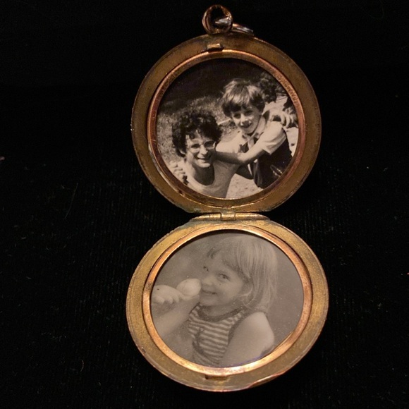 Elegant Gold Filled Art Nouveau Locket - Picture 3 of 5